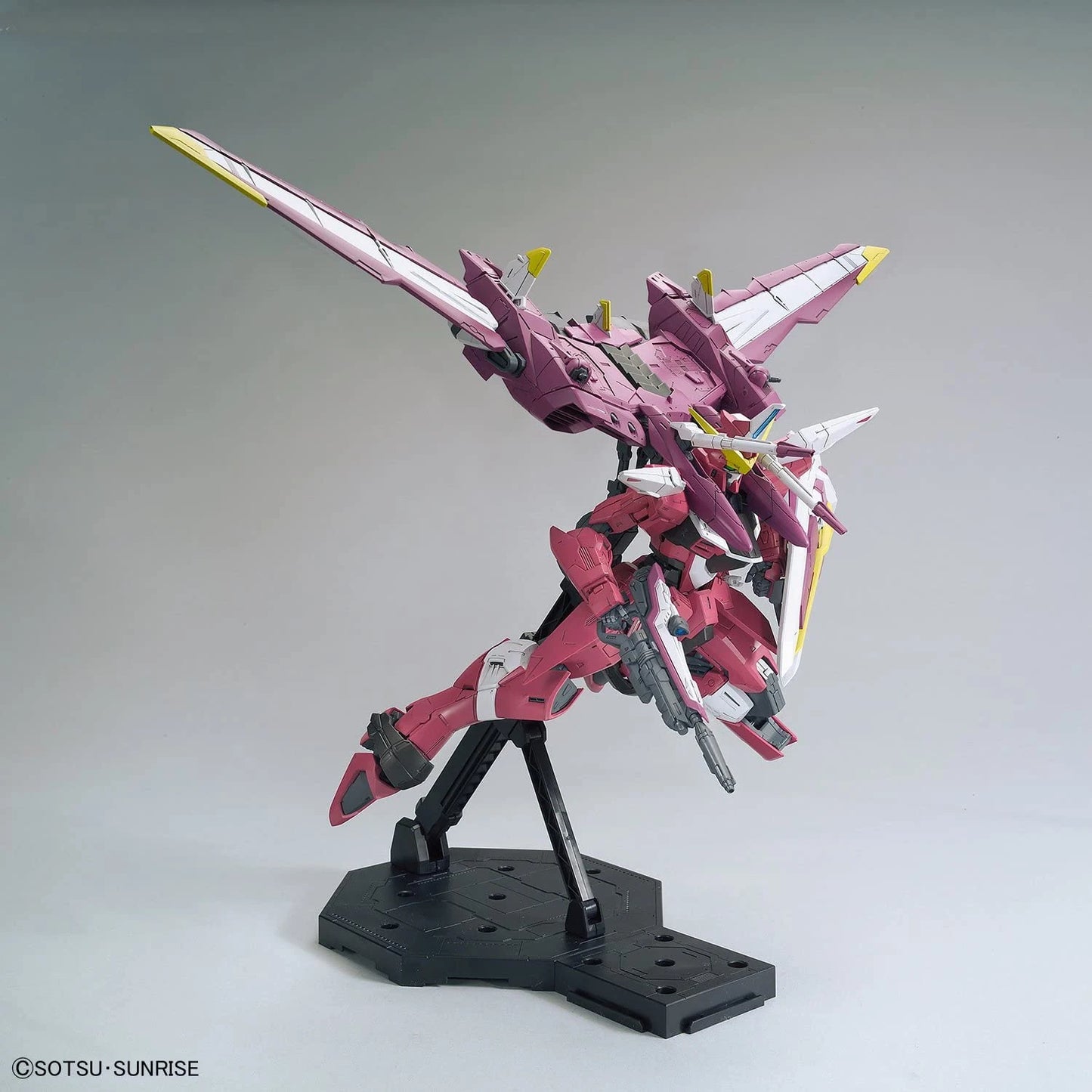 MG Justice Gundam model kit action pose 4