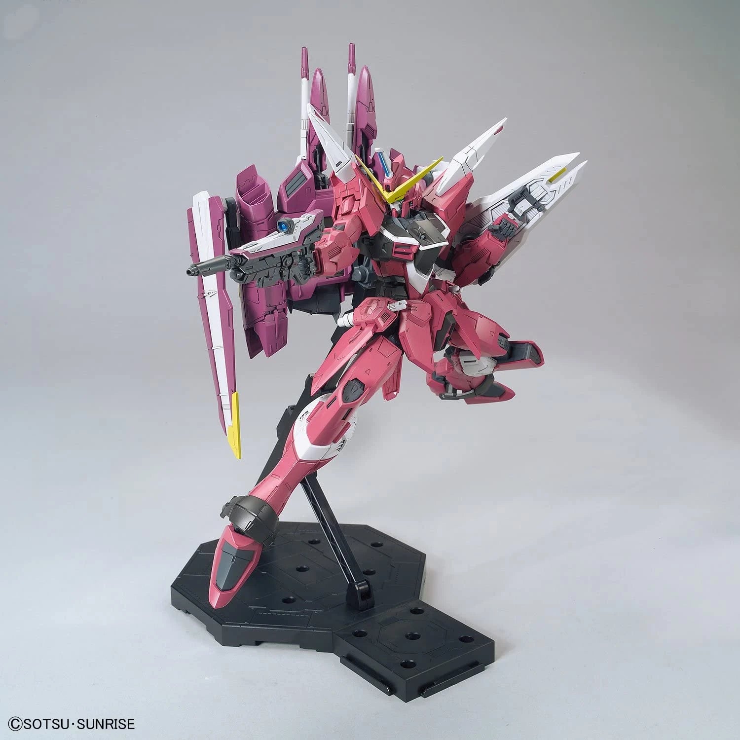 MG Justice Gundam model kit with beam rifle