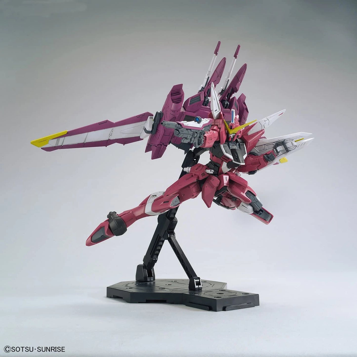 MG Justice Gundam model kit action pose 1