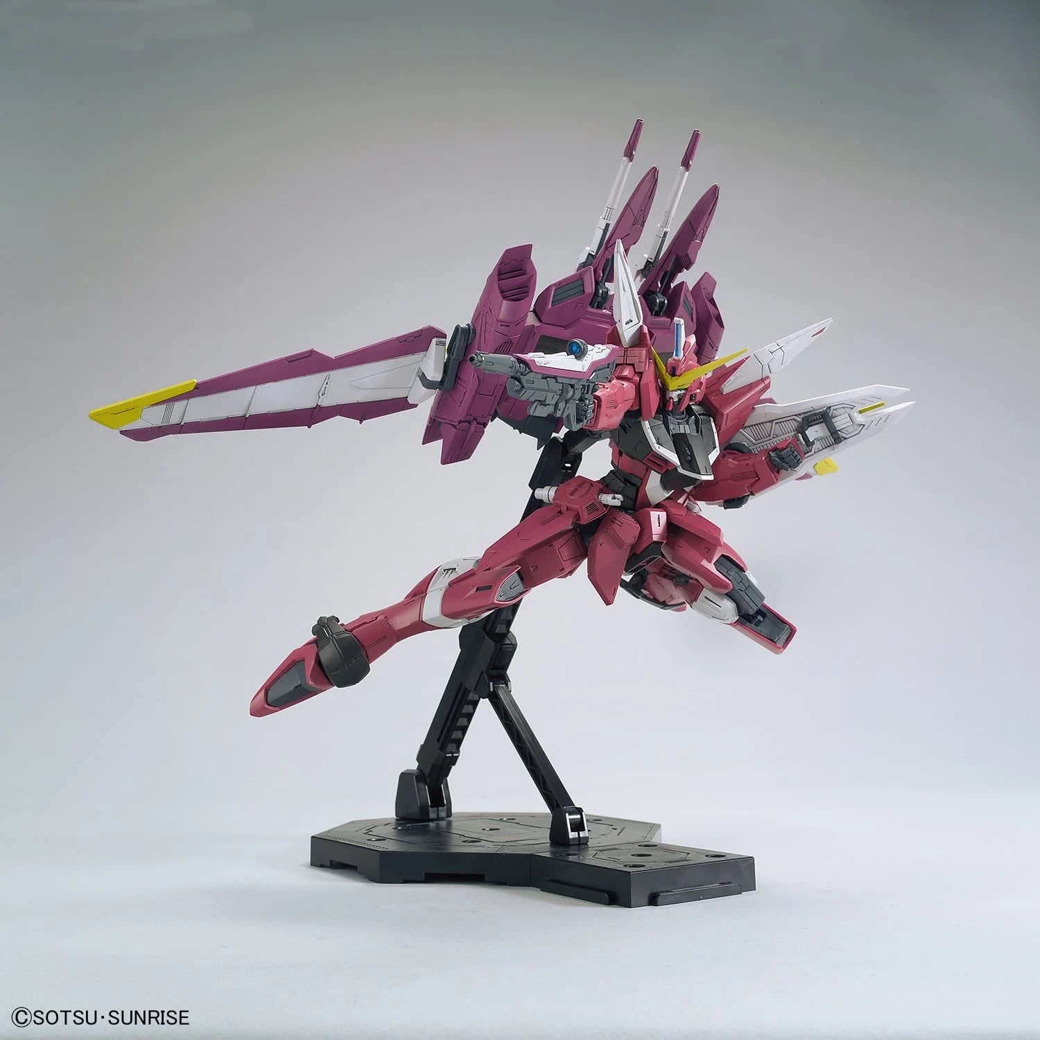 MG Justice Gundam model kit action pose 1