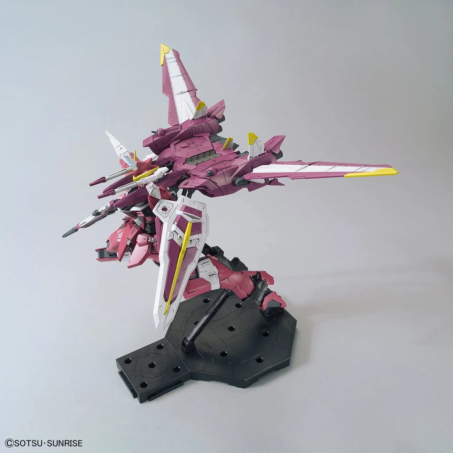 MG Justice Gundam model kit action pose 2