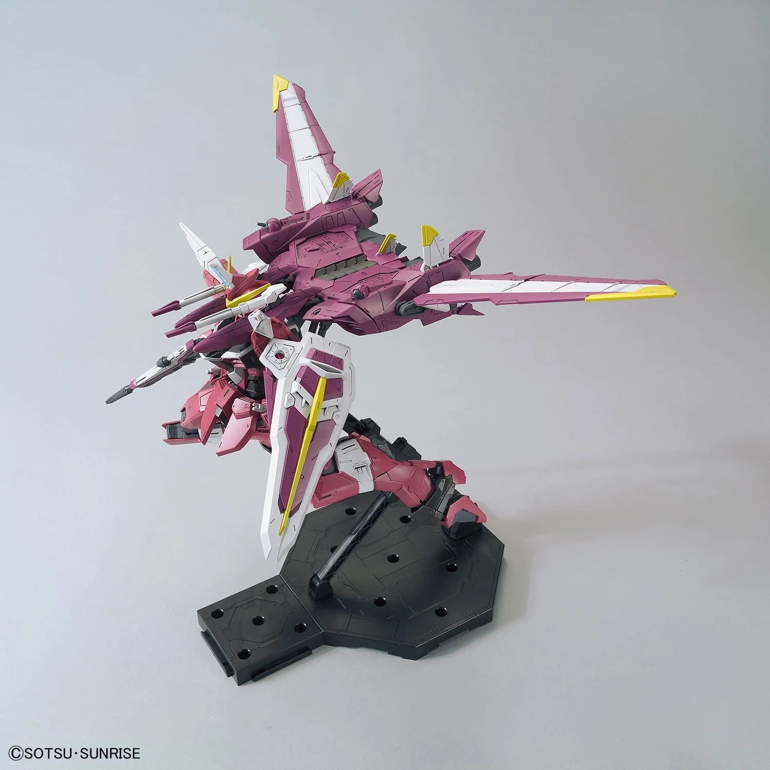 MG Justice Gundam model kit action pose 2