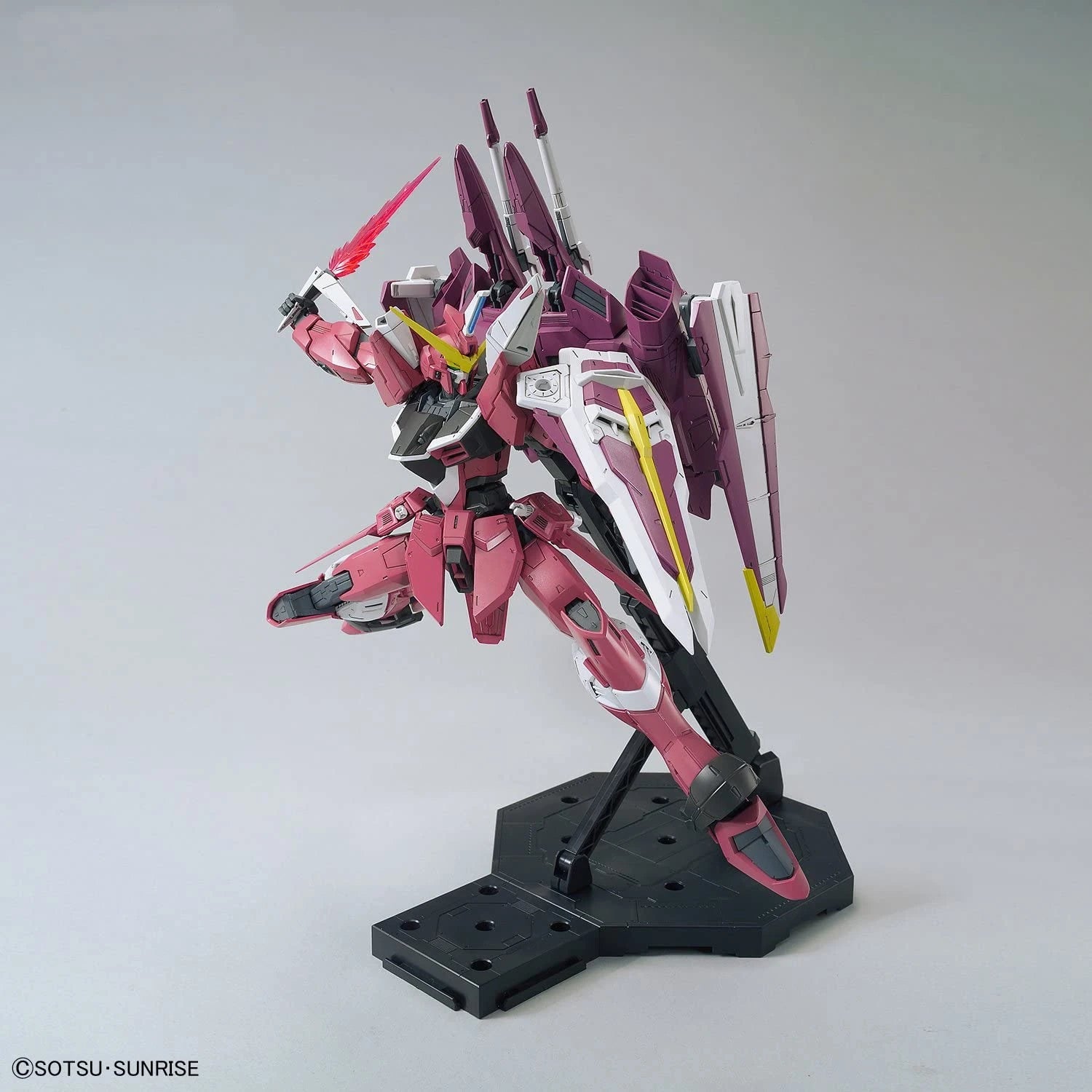 MG Justice Gundam model kit action pose 3